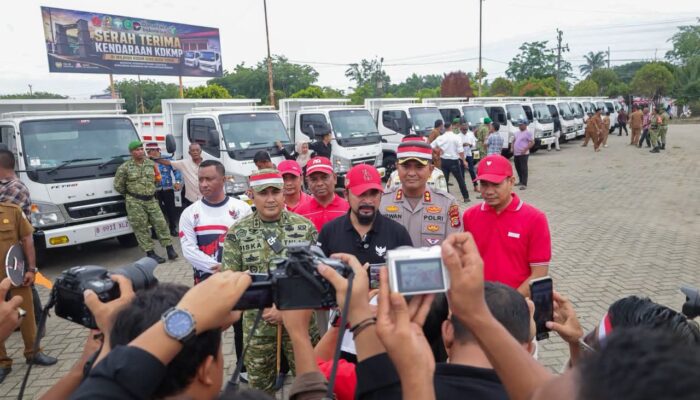 Bupati Al Farlaky Serahkan Simbolis 20 Mobil Truck untuk Koperasi Desa Merah Putih
