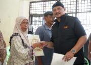 Warga Bendahara Terima 400 Sertifikat Elektronik PTSP Diserahkan Bupati Armia Fahmi